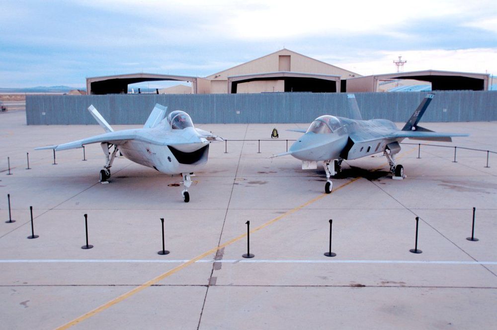 the-boeing-vs-lockheed-f-35-versions.jpg