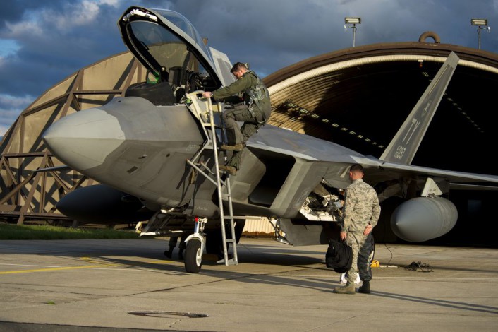 F-22-arrive-Spang_11-706x470.jpg