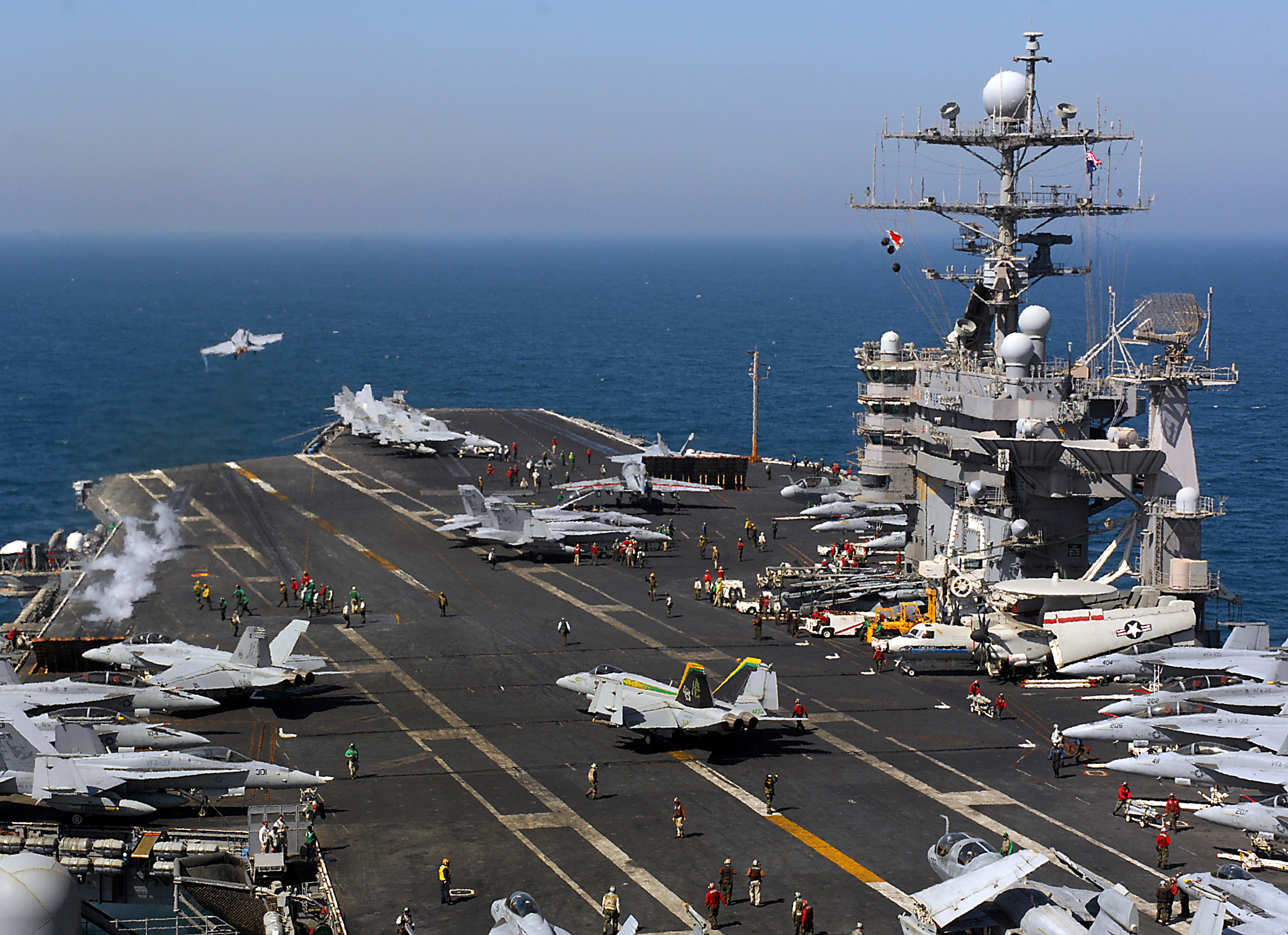 USS_Harry_S._Truman_%28CVN-75%29_flight_deck.jpg