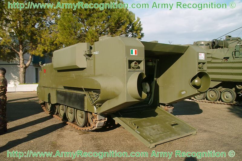 Security_Expo_2009_Italian_Army_Italy_Arisgator_light_amphibious_tracked_armoured_vehicle_personneL_carrier_Army_Recognition_004.jpg