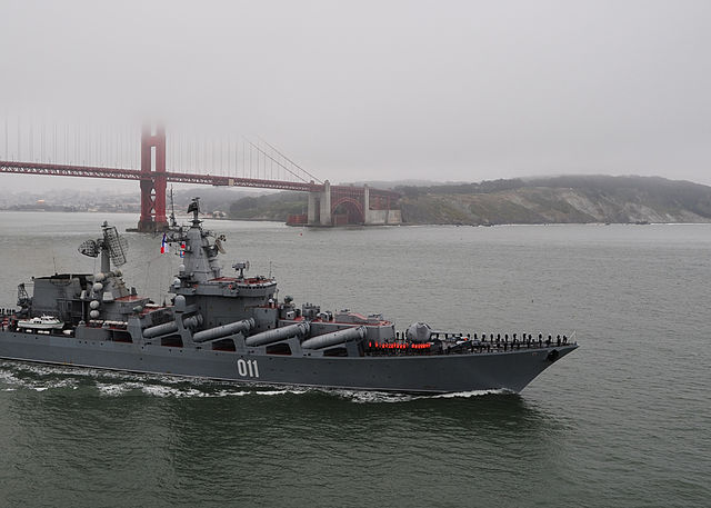 640px-US_Navy_100625-G-7265M-396_Russian_Sailors_man_the_rails_as_Russian_navy_missile-cruiser_Varyag_departs_San_Francisco_Bay.jpg