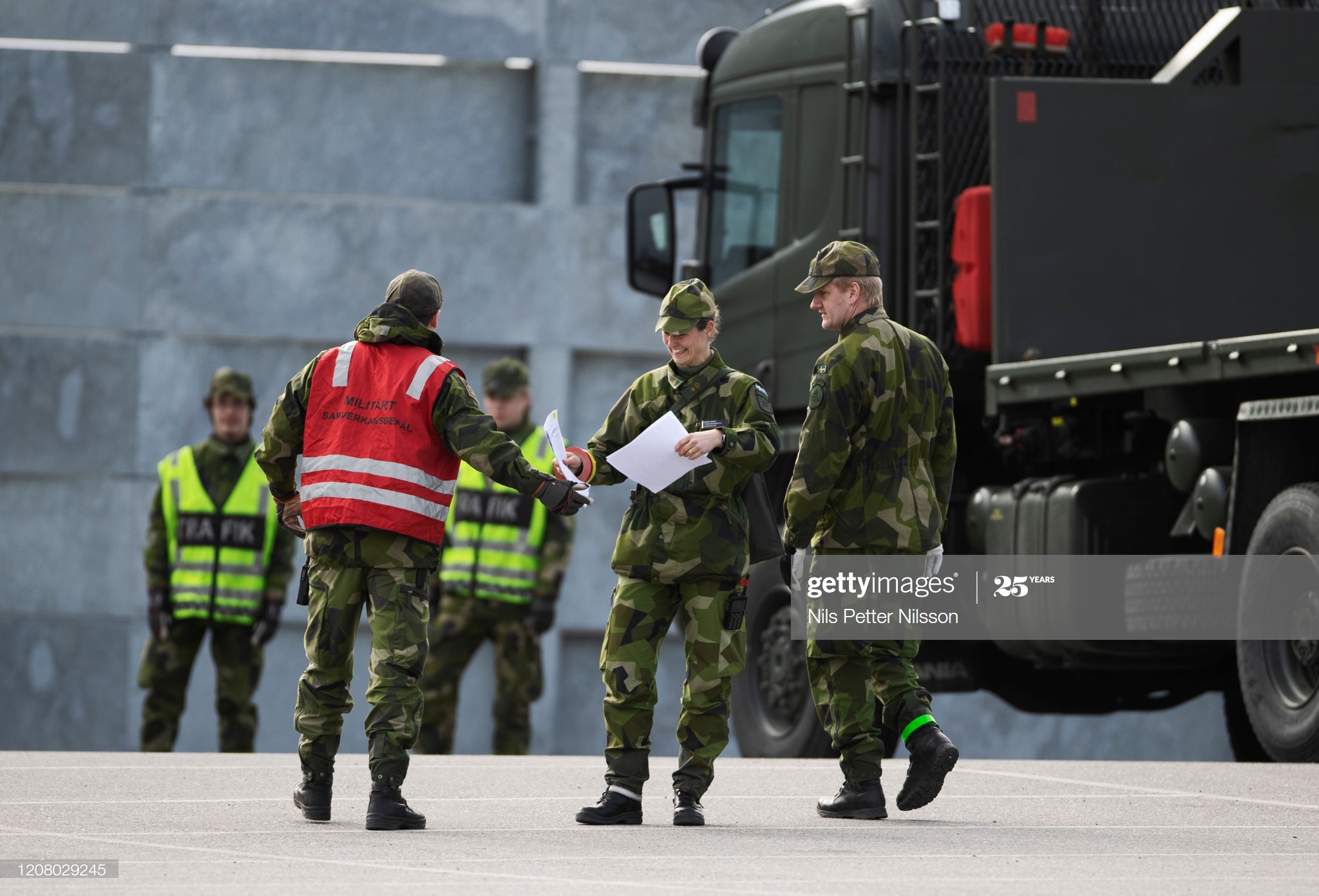 soldiers-seen-as-the-swedish-military-prepares-to-build-a-field-at-picture-id1208029245