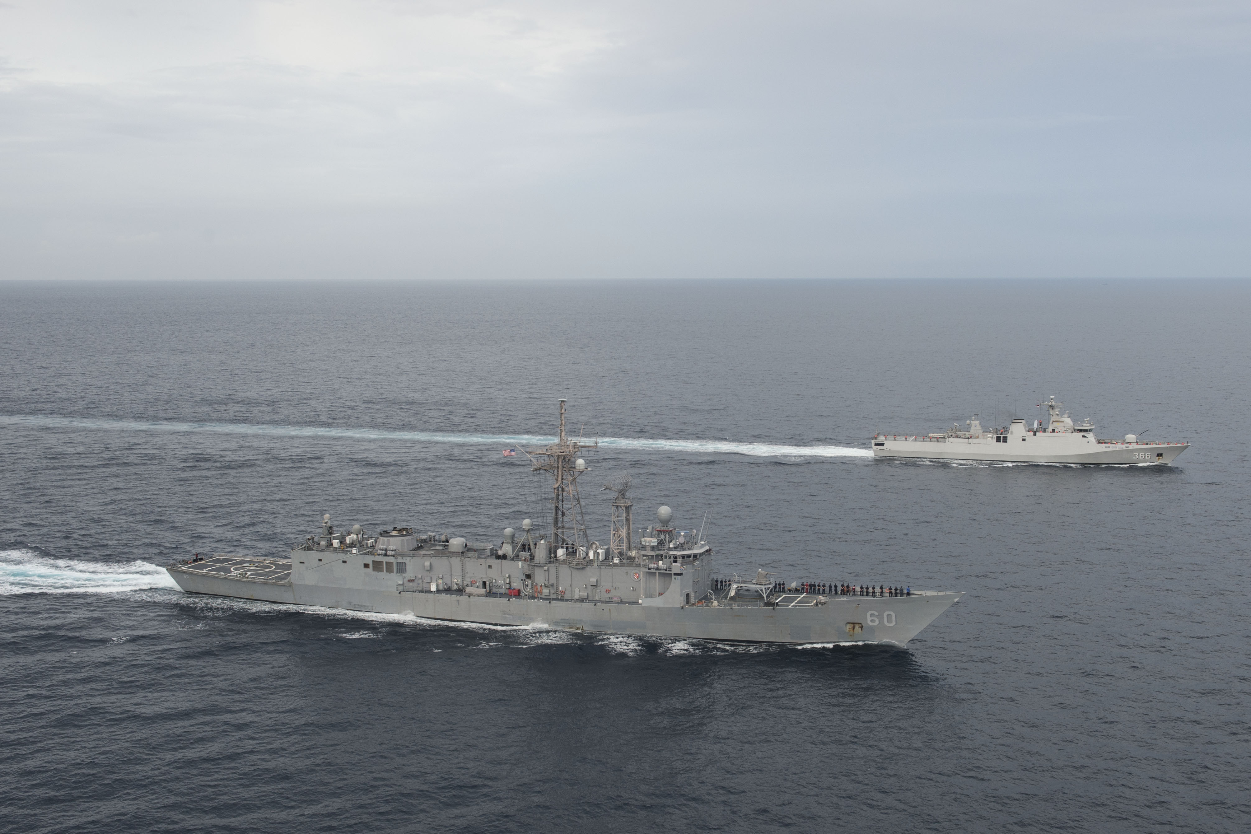 USS_Rodney_M._Davis_%28FFG-60%29_with_Indonesian_corvette_KRI_Sultan_Hasanuddin_%28366%29_in_Strait_of_Malacca_in_October_2014.JPG