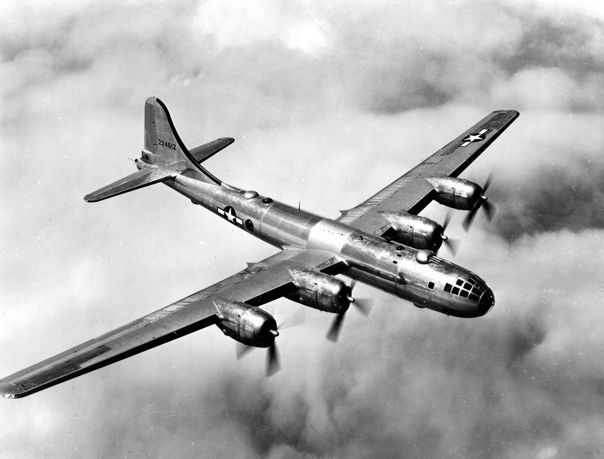 7بتاريخ 6/8/1945 انطلقت ثلاث قاذفات قنابل استراتيجية أمريكية من طراز B-29 تابعة للسرب 393 الأمريكي من القاعدة الجوية الشمالية بجزيرة تينيان غرب المحيط الهادئ، حملت إحداها قنبلة الولد الصغير وطاقمهم مؤلف من 12 طيارا أمريكيا. 