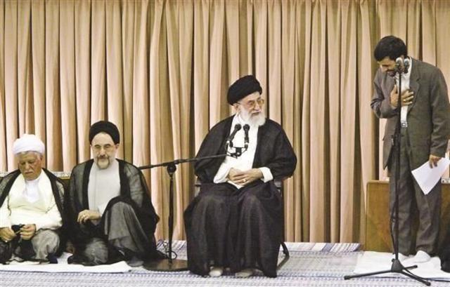 هاشمي رفسنجاني ومحمد خاتمي في حفل تنصيب محمود أحمدي نجاد رئيسا لإيران للولاية الأولى.