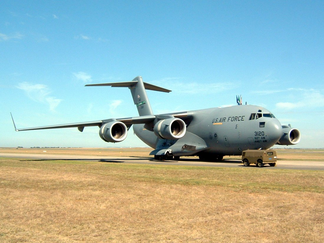 C-17_Globemaster_III_at_Avalon_2005_2.jpg