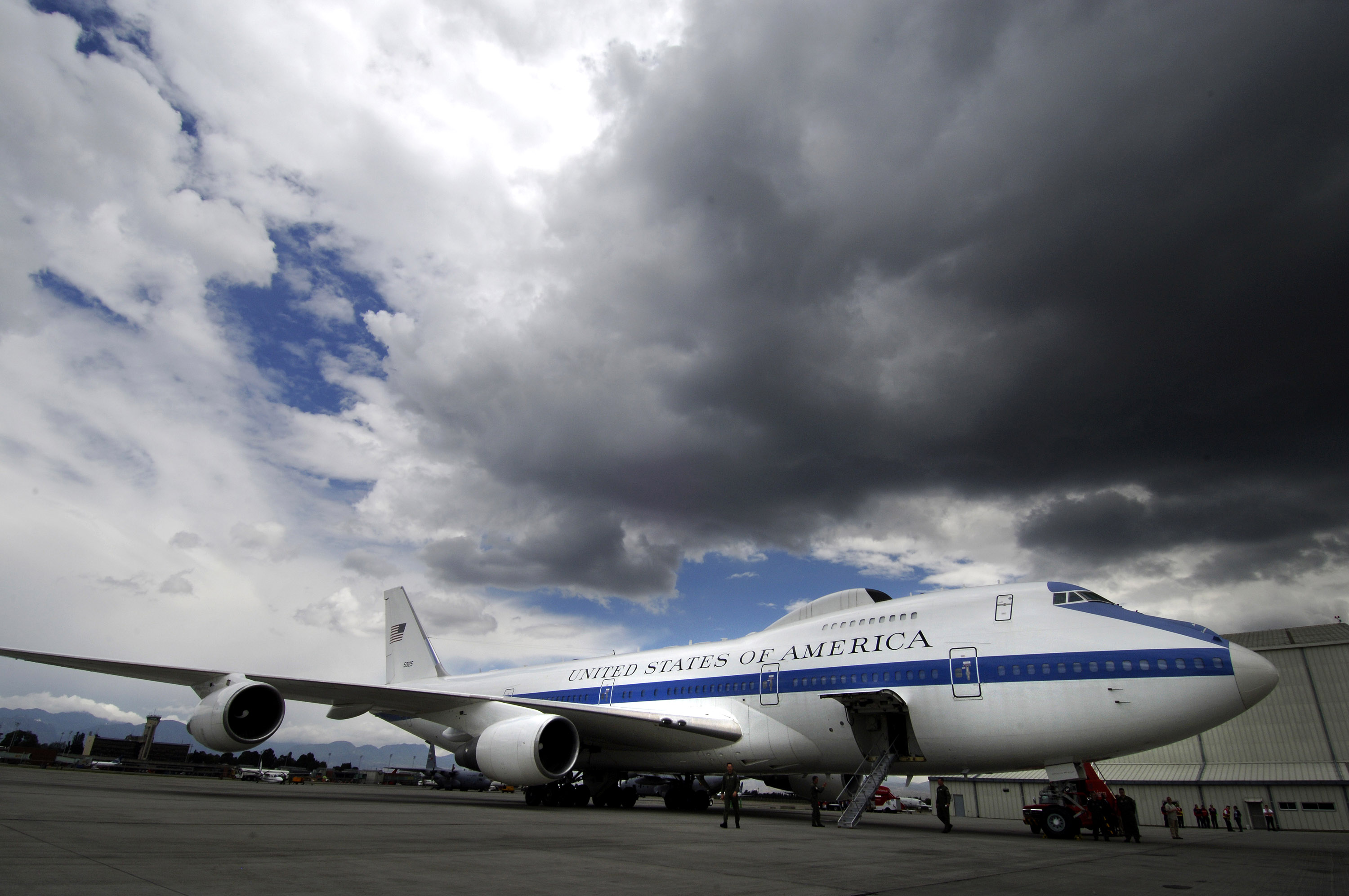 Boeing_E-4B_in_Bogota.jpg