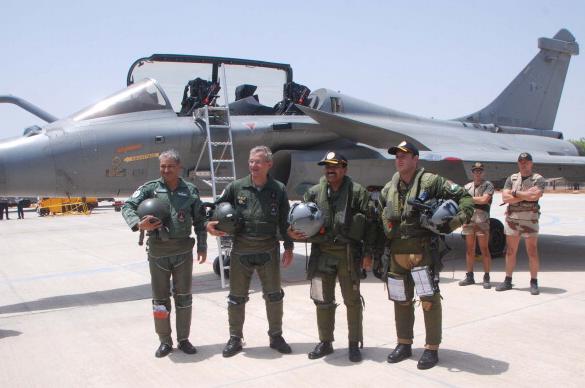 Comandantes-for%C3%A7as-a%C3%A9reas-indiana-e-francesa-e-Rafale-no-Garuda-V-foto-AFP.jpg