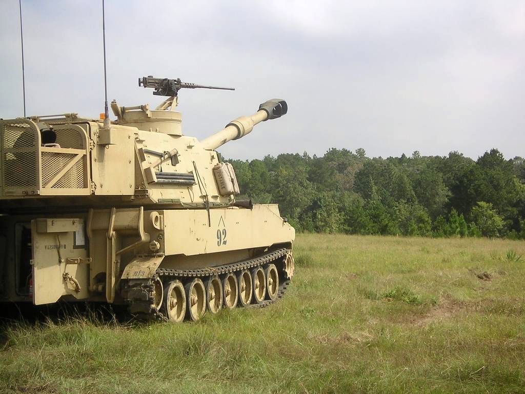 m109a6paladin_06.jpg