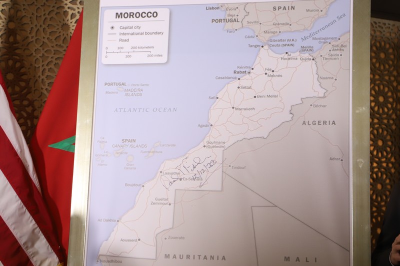 ambassadeur_david_et_carte_du_maroc_227104097.jpg