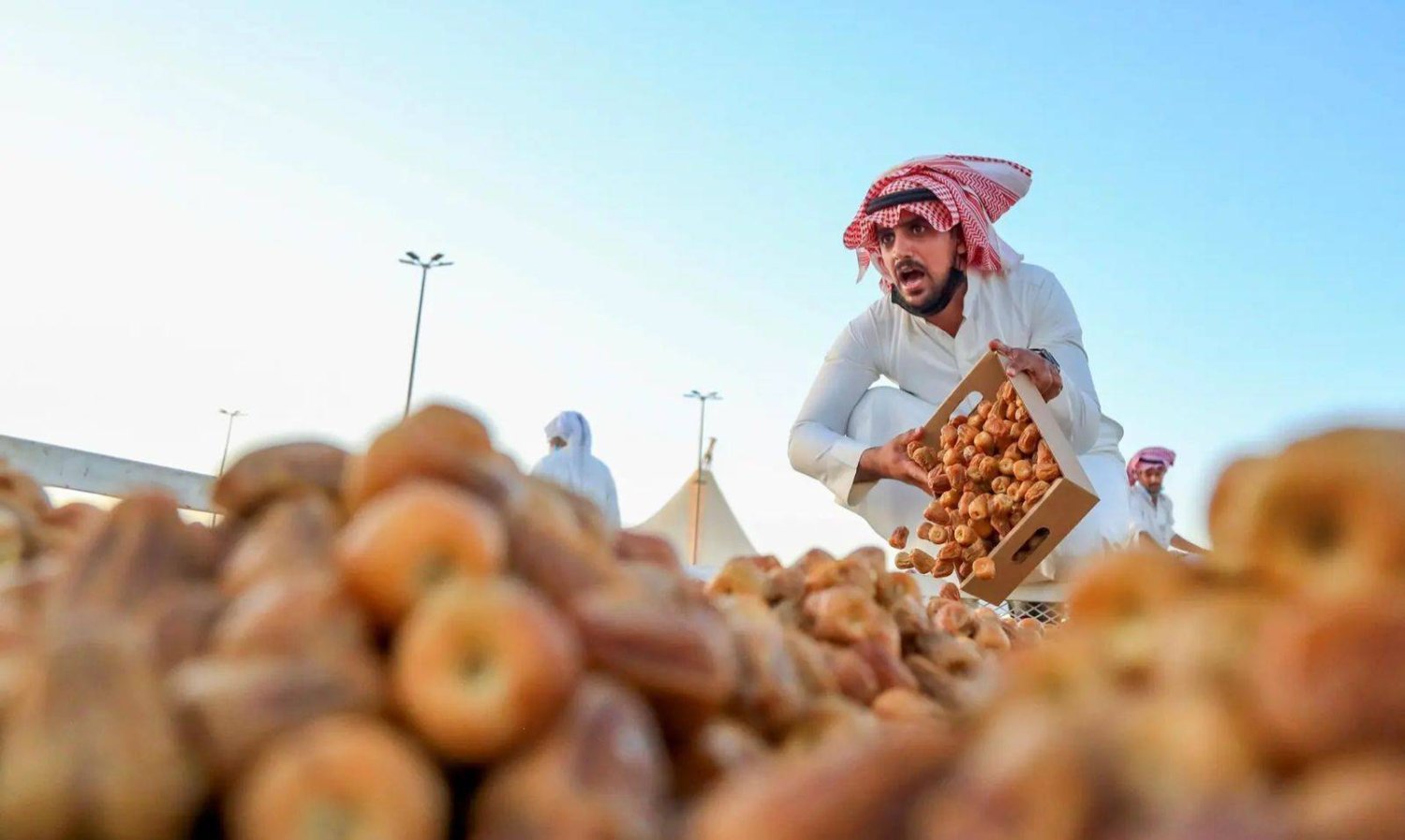 أحد بائعي التمور في السعودية في إحدى الأسواق الموسمية (واس)