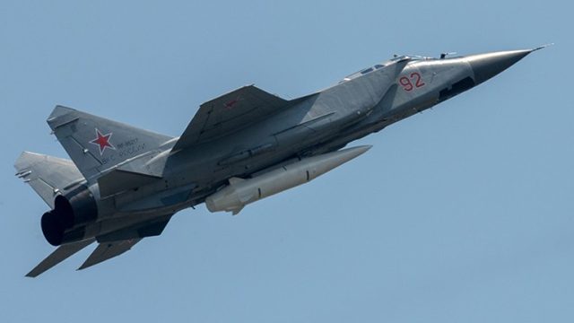 تهبط MiG-31K بصاروخ Kinzhal الذي تفوق سرعته سرعة الصوت في كالينينغراد
