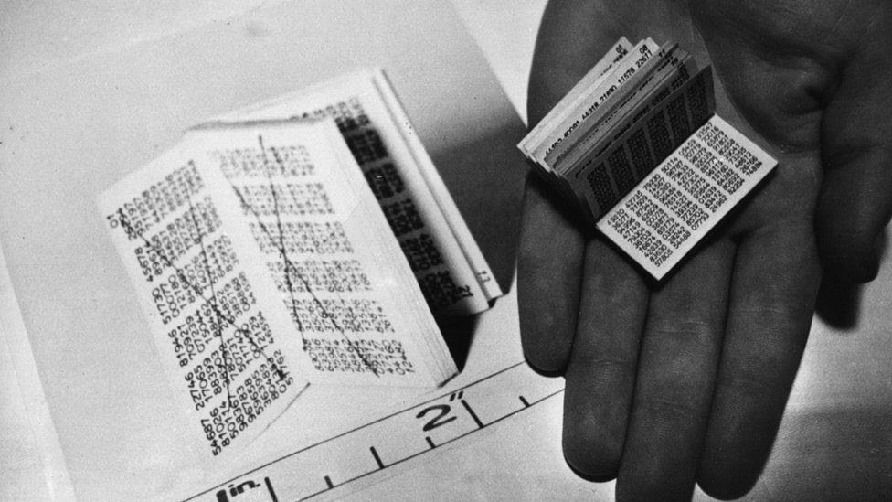 كتاب الشفرة المصغرة الذي يحتوي على سلسلة من الأرقام الذي وفقا للنائب العام إلوين جونز ، تم استخدامه من قبل الجواسيس لفك تشفير الرسائل من موسكو. 4 نوفمبر/تشرين الثاني 1968