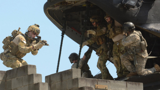 خليني الان انتقل لتعريف فوج الجوالة٧٥75th Ranger Regimentوهو فوج مكون من نخبة مشاة الجيش الأمريكي(فيه اكثر من٦٠تخصص مهني غير المشاة)+وحدات العمليات الخاصةالأمريكية والمكلفين بشكل أساسي بعمليات الإغارة والاقتحام السريع خلف خطوط العدو سواء لاستهداف الشخصيات المهمة أو تحريرالرهائن 