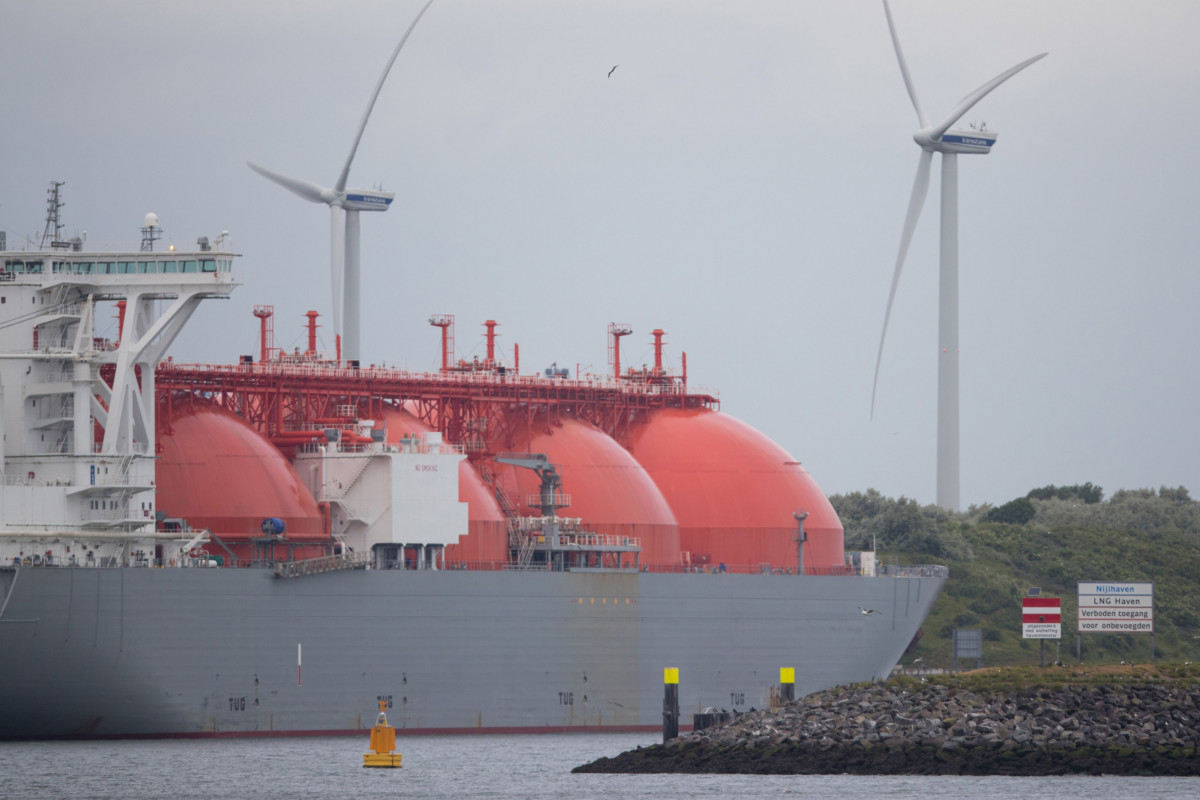 ناقلة الغاز الطبيعي المسال أركتيك ديسكفرر التي تديرها شركة كيه لاين ال ان جي راسية في محطة الغاز بميناء روتردام. هولندا
