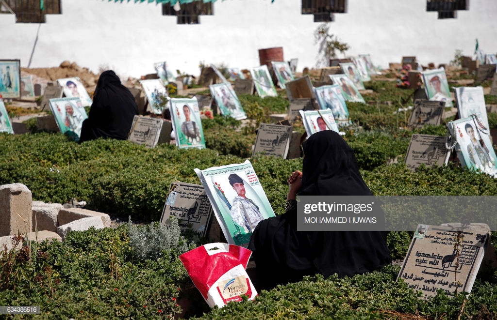yemeni-women-visit-the-graves-of-relatives-killed-while-fighting-the-picture-id634386516