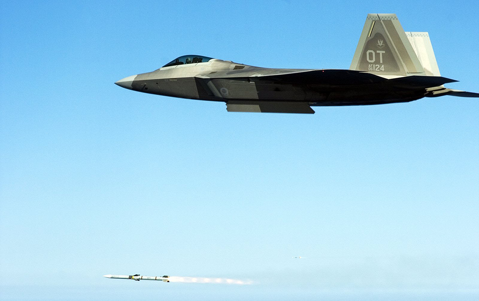 f-22a_raptor_lanza_un_aim-120d_amraam.jpg