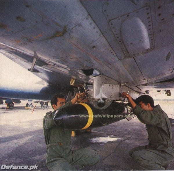 Loading_the_bomb_at_Mirage_aircraft.jpg