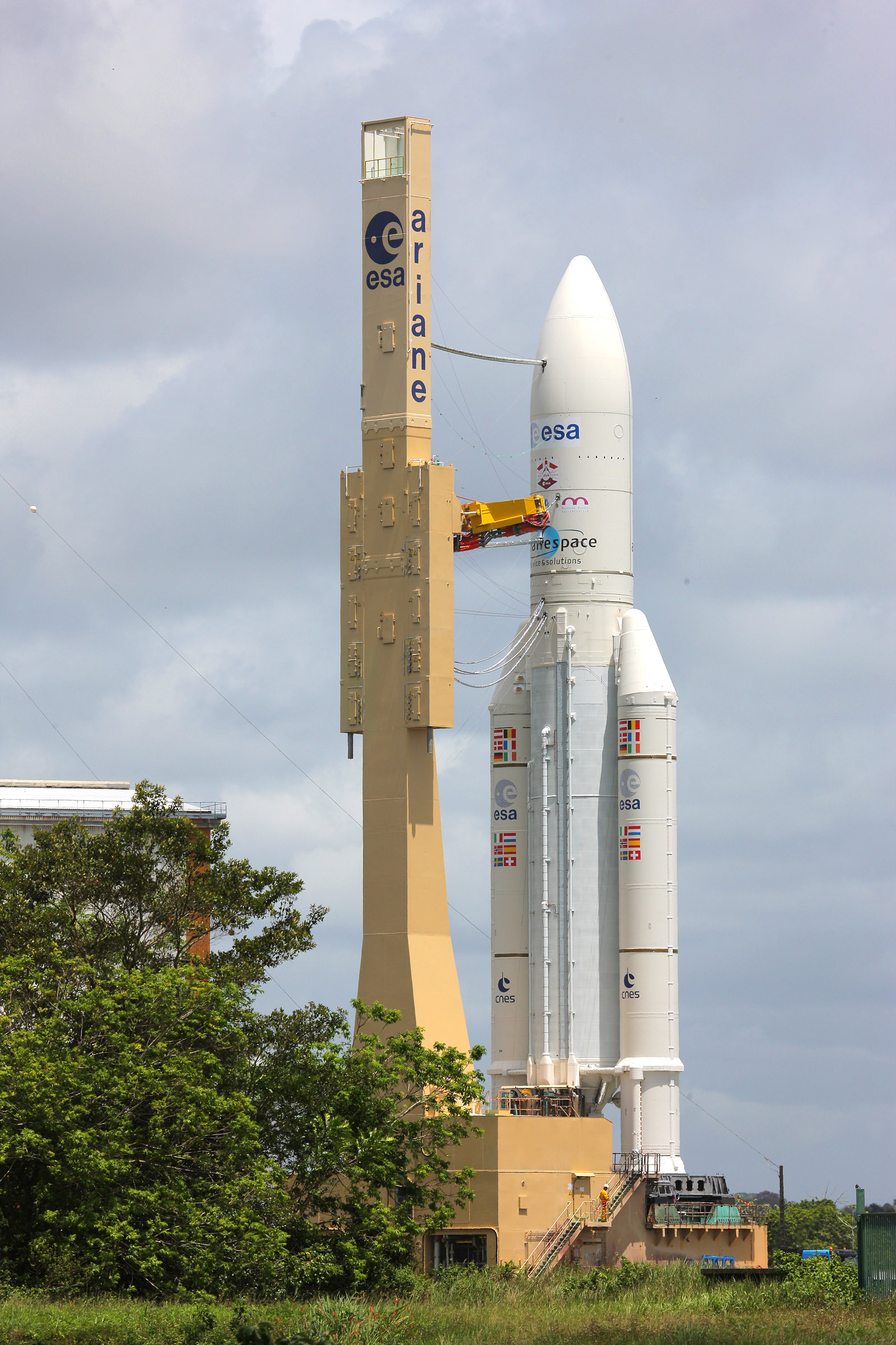 Ariane_5ES_with_ATV_4_on_its_way_to_ELA-3.jpg