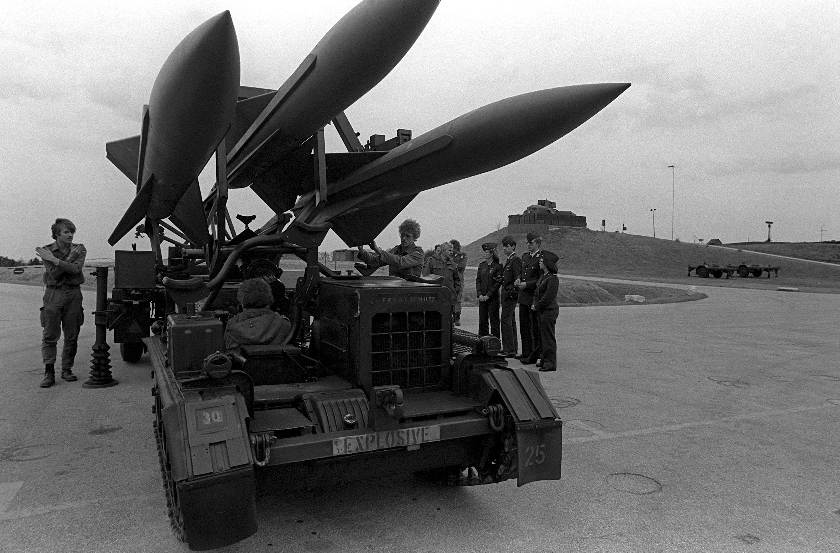 MIM-23_Hawk_launcher_Luftwaffe_1981.jpeg