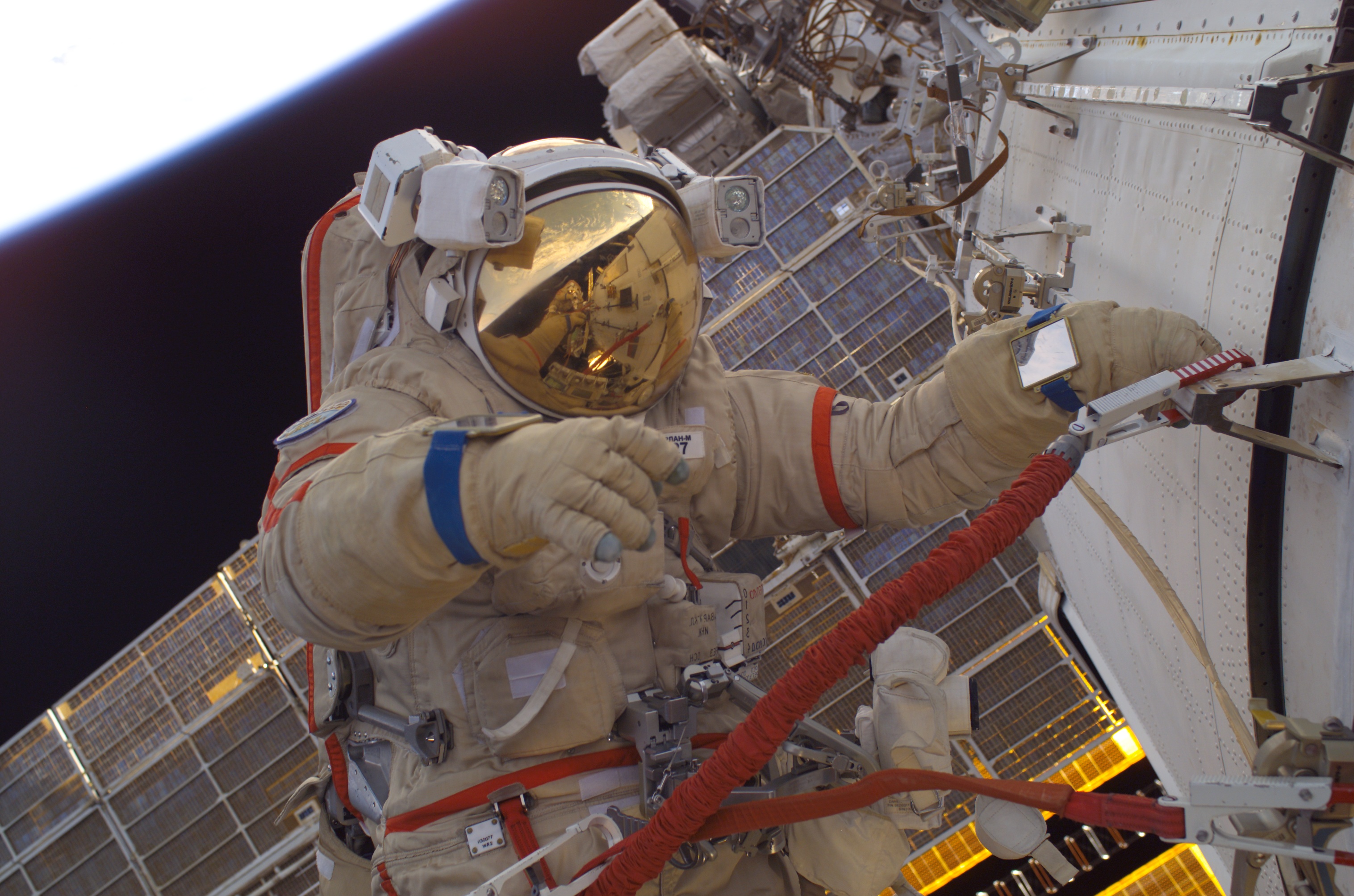 ISS-11_Phillips_at_EVA.jpg