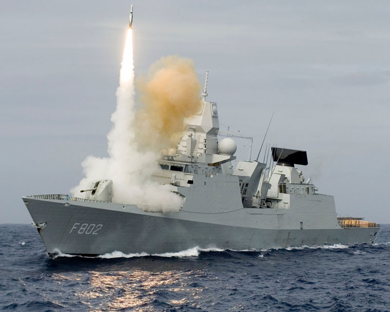 HNLMS_De_Zeven_Provincien_fires_a_SM-2.jpg