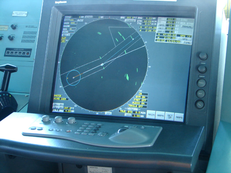 Navigation_system_on_a_merchant_ship_2.jpg