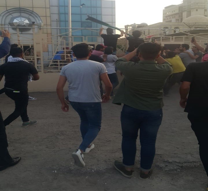 بالصور.. محتجون ينزلون علم الكويت من قنصليتها في البصرة