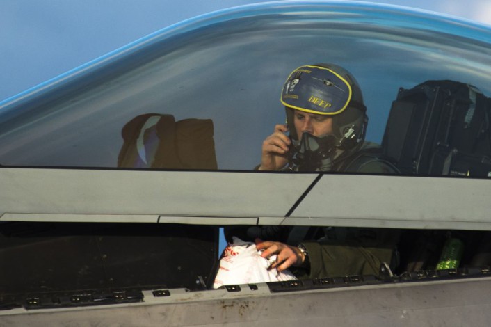 F-22-arrive-Spang_09-706x470.jpg