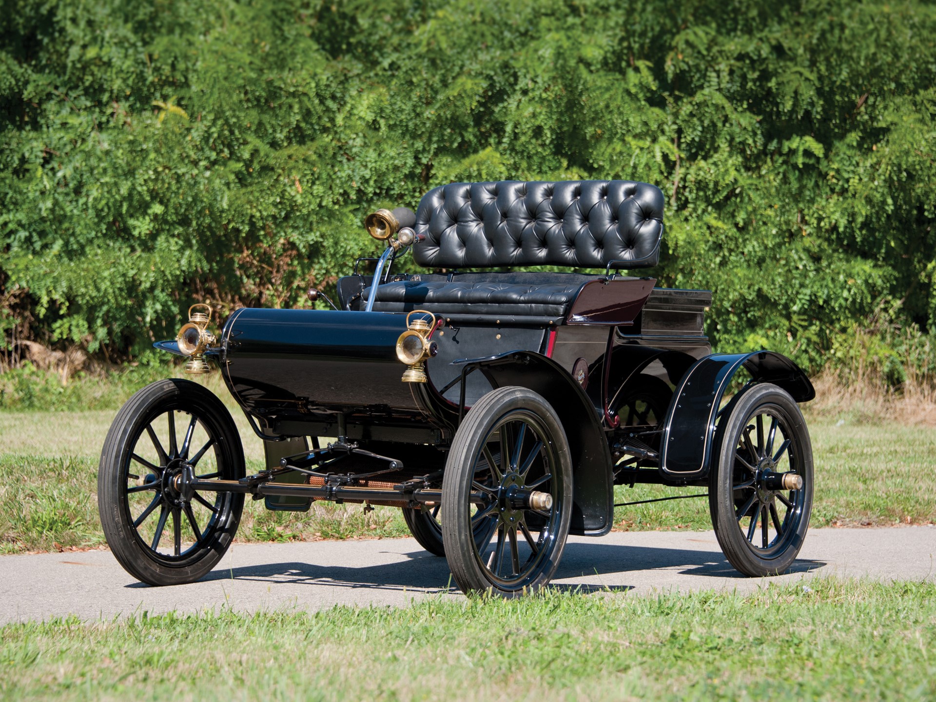 1905-Curved-Dash-Oldsmobile.jpg