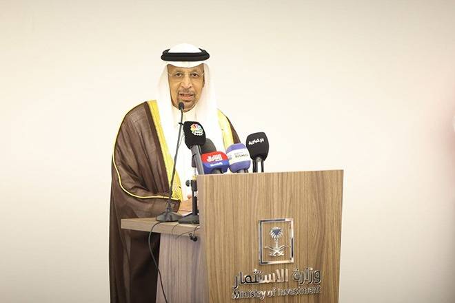 الوزير الفالح متحدثاً للحضور في الطاولة المستديرة (سانا)