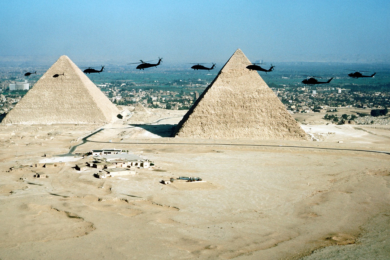 gpw-20040823-UnitedStates-DefenseVisualInformationCenter-DF-ST-82-06256-military-helicopters-The-Great-Pyramids-West-Cairo-Egypt-19801109-original.jpg