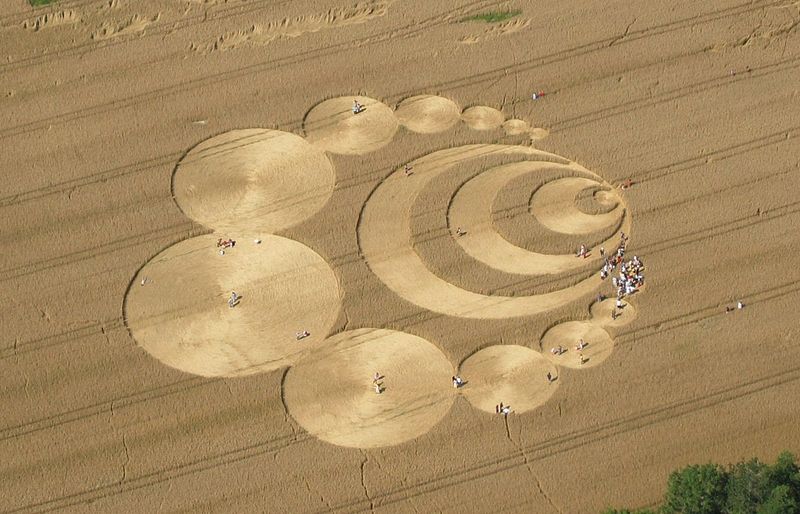 800px-CropCircleW.jpg