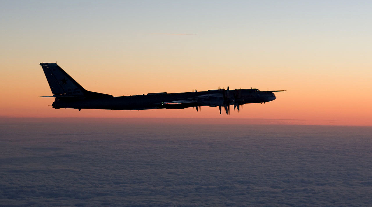 Tupolev-Tu-95-night.jpg