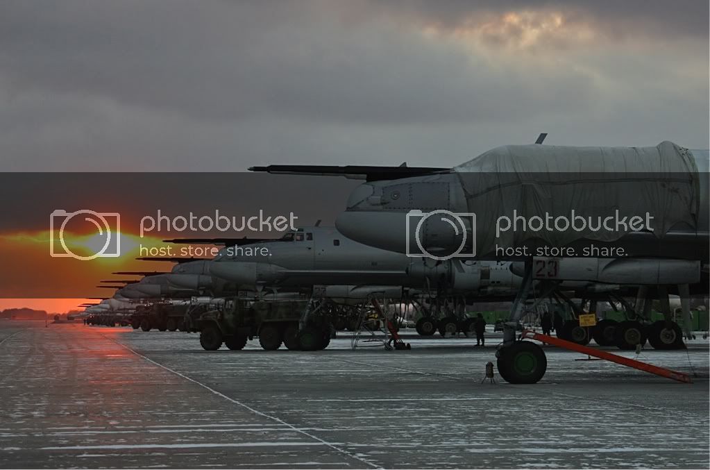 Lineup_of_Tu-95_at_Engels_Air_Base.jpg