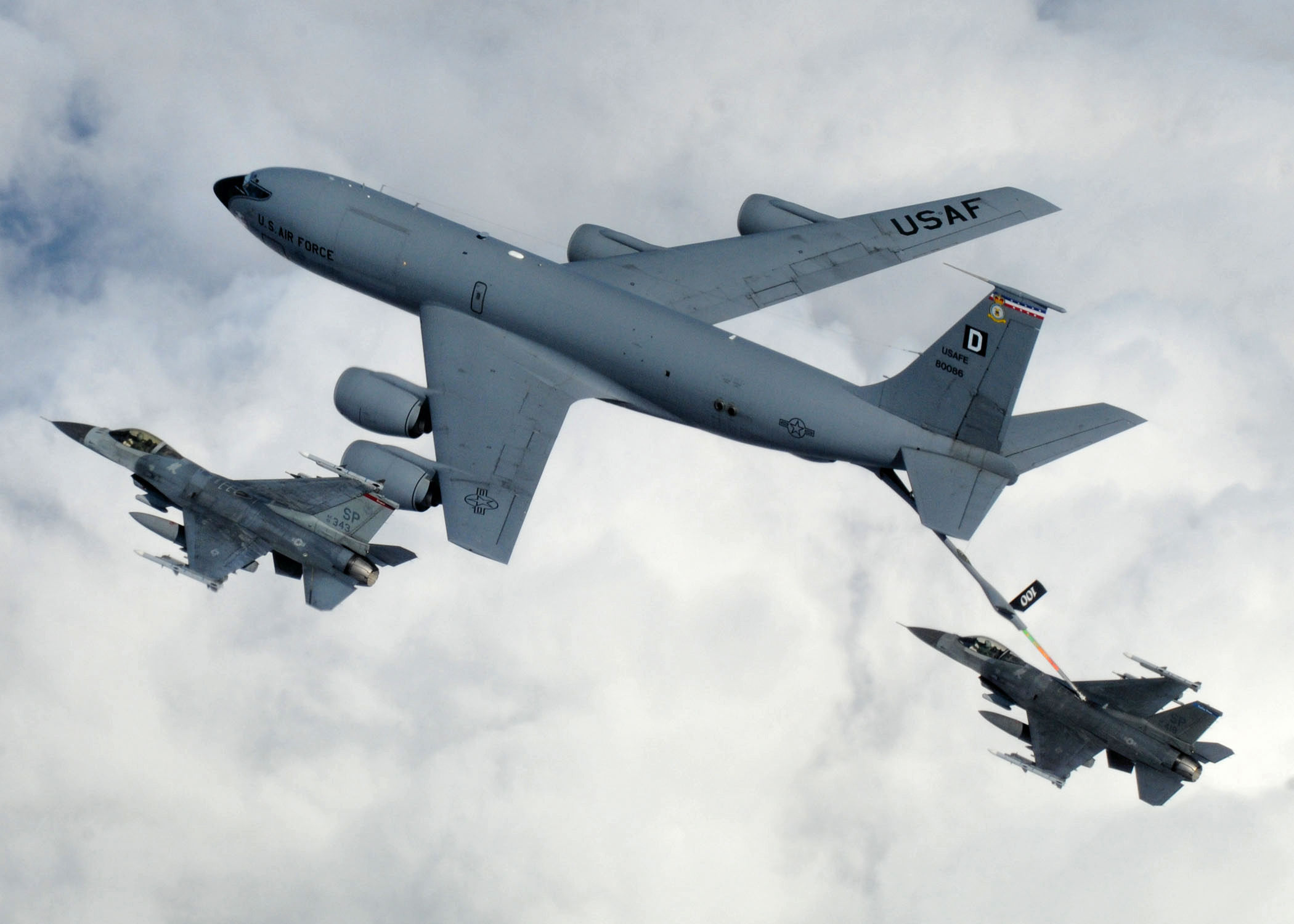 Mildenhall_KC-135_refueling_Spang_F-16s.jpg