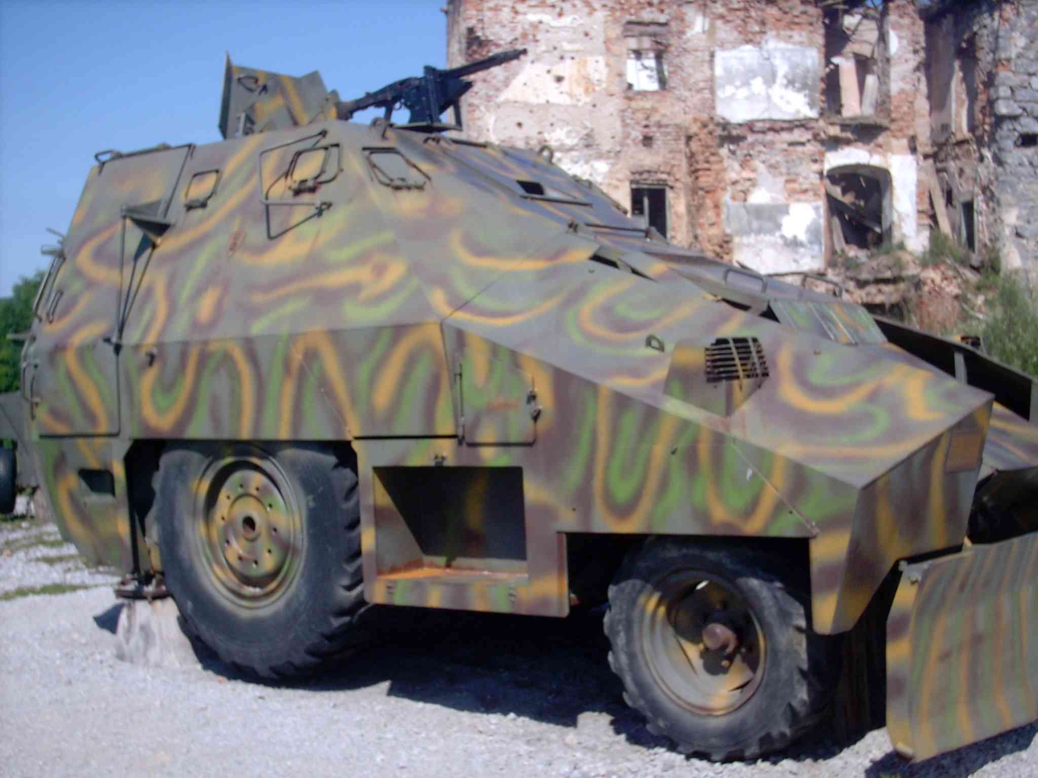 Armoured_tractor_in_Karlovac_Museum.jpg