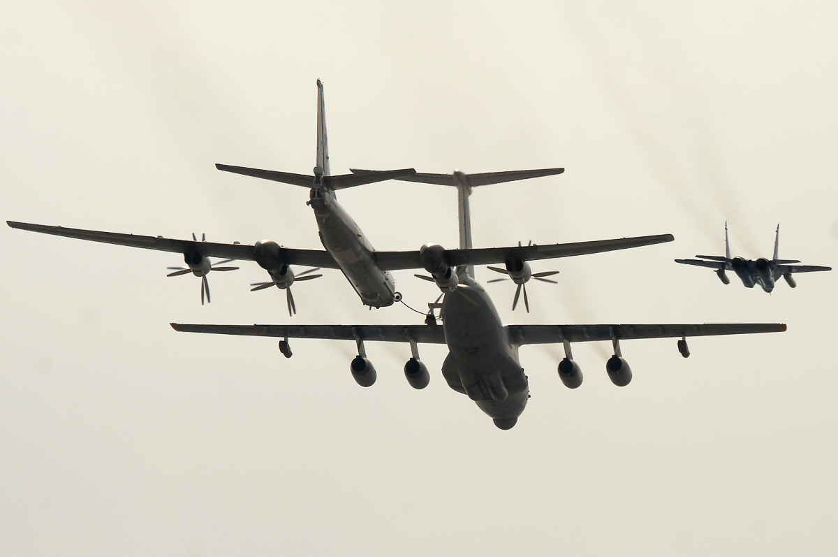 Tupolev_Tu-95_at_Victory_Day_Parade_2008.jpg