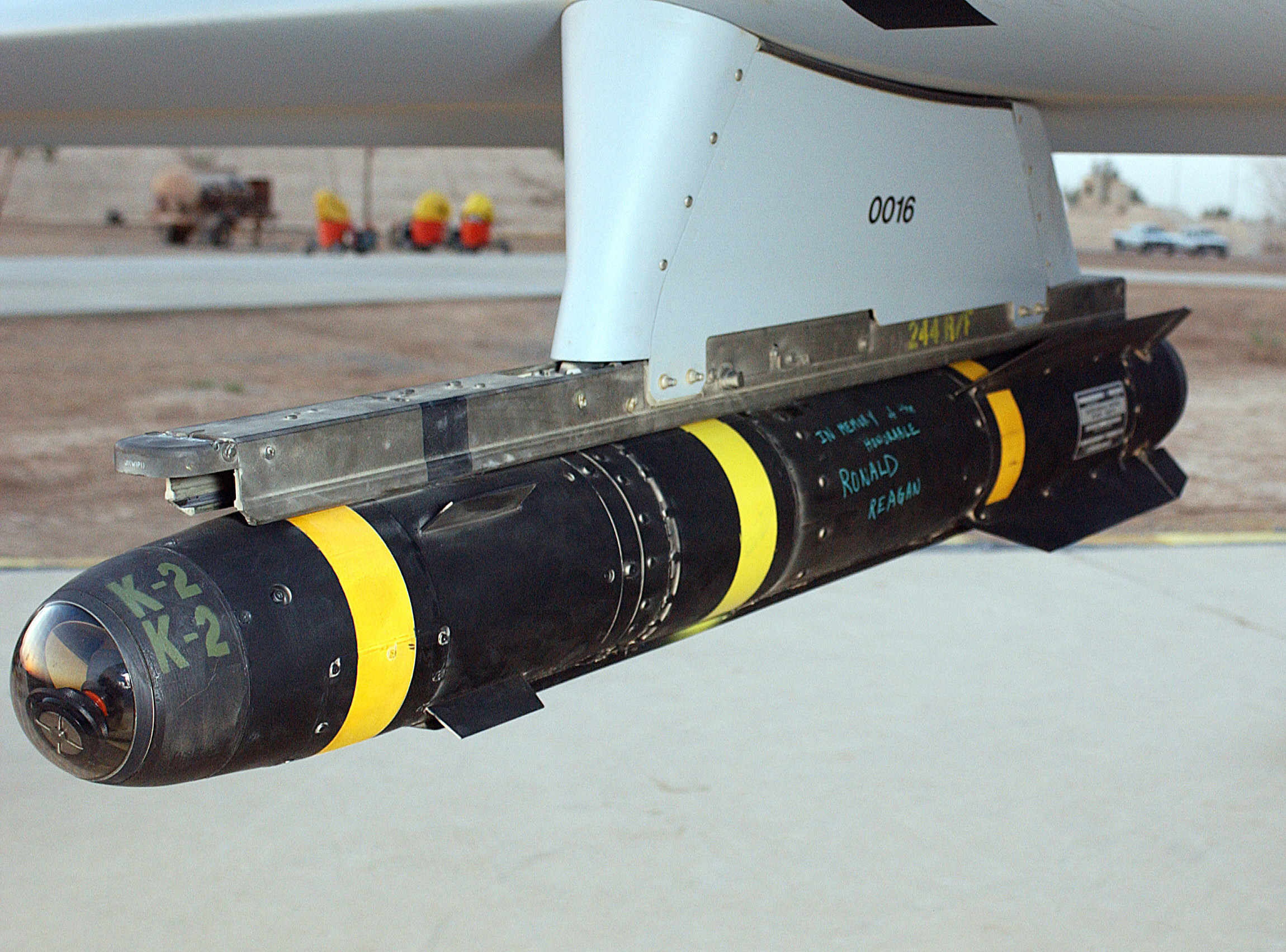 AGM-114_Hellfire_hung_on_a_Predator_drone.JPEG