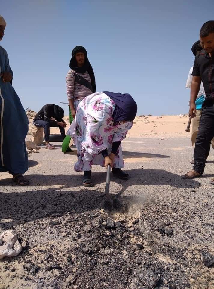 العصابة مابغاتش تحشم.. قطاع طرق من البوليساريو يخربون طريق معبر الكًركًرات!  – كيفاش