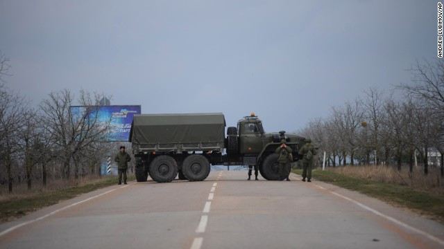 Russian_Army_troops_blocked_a_road_February_28_near_the_military_airport_in_Sevastopol_640_001.jpg