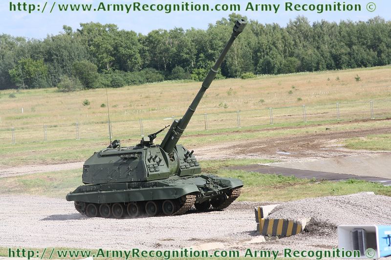 2S19_tracked_self-propelled_howitzer_Defence_Engineering_Technologies_exhibition_2012_Moscow_Russia_002.jpg