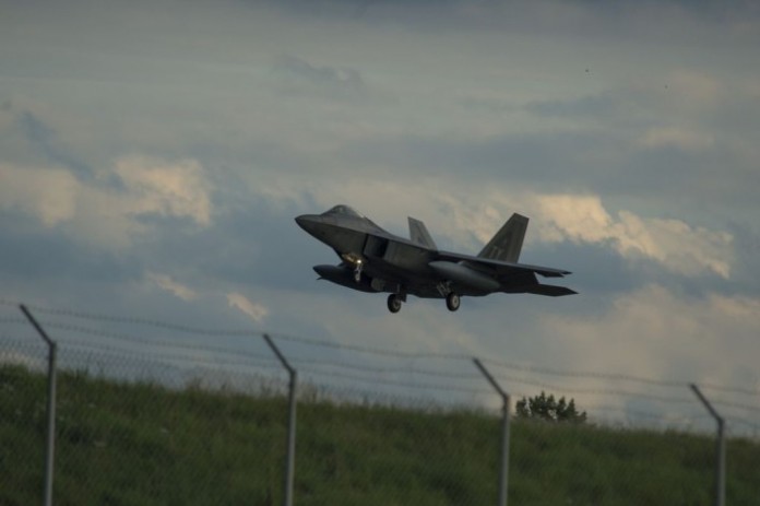 F-22-arrive-Spang_04-706x470-696x463.jpg