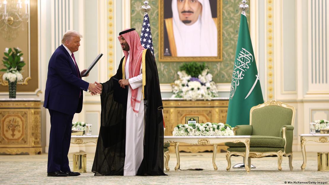 الرئيس دونالد ترامب وولي العهد السعودي الأمير محمد بن سلمان في حفل توقيع في الديوان الملكي السعودي في 13 مايو 2025، في الرياض، المملكة العربية السعودية.