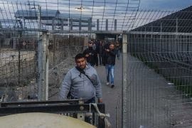 العمال الفلسطينيون يدخلون نقاط التفتيش والمعابر بطريقهم للعمل بإسرائيل (الجزيرة)
