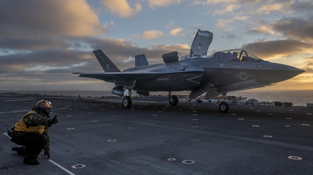 a-f-35b-takes-off-from-uss-boxer-lhd-4-6969x3920-v0-7j5ev1defx7c1.jpg