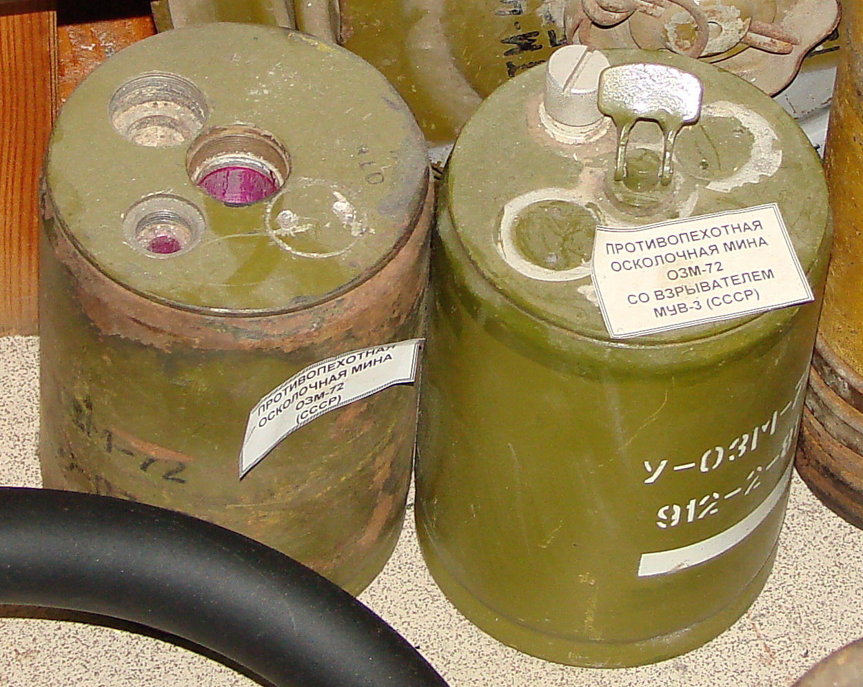 Soviet_Anti-personnel_landmines_OZM-72.jpg