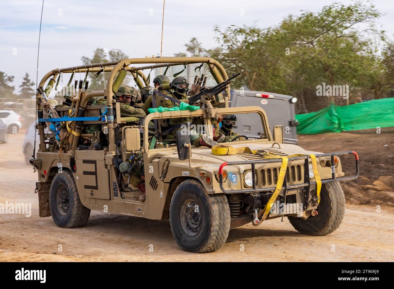 israeli-military-vehicle-hummer-on-their-way-to-war-in-gaza-2T96RJ9.jpg