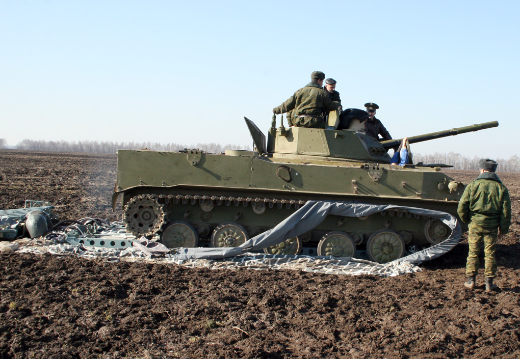BMD-4_arrive_au_sol_BTVT_Narod_.jpg