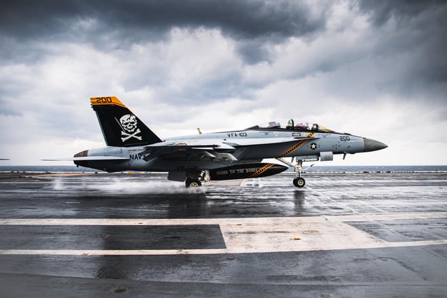 an-f-a-18f-of-vfa-103-jolly-rogers-performs-a-touch-and-go-v0-4tk4c5jjkc6c1.jpg